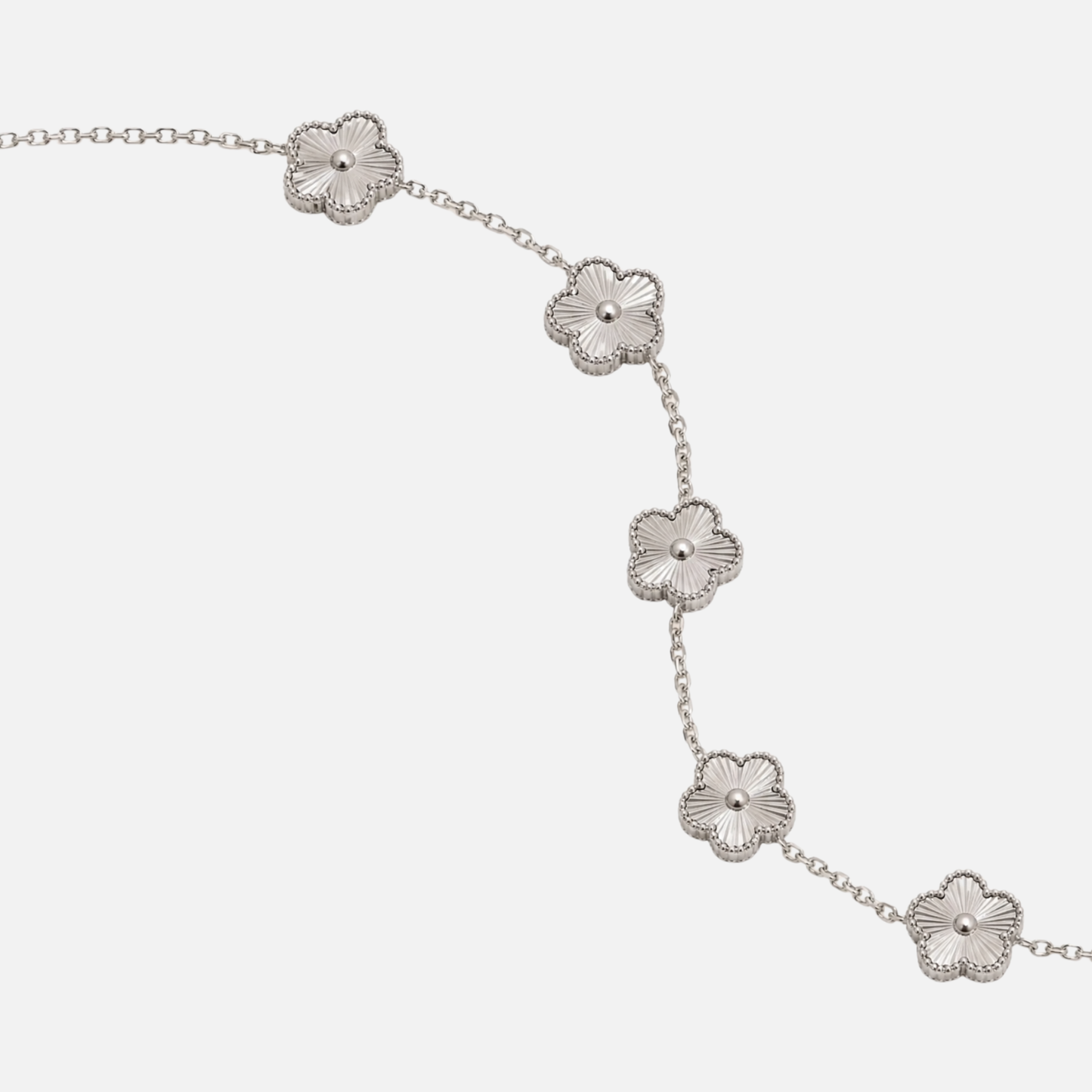 Trèfle Bracelet Silver & Pearl close-up of textured five-leaf clover charms on silver chain