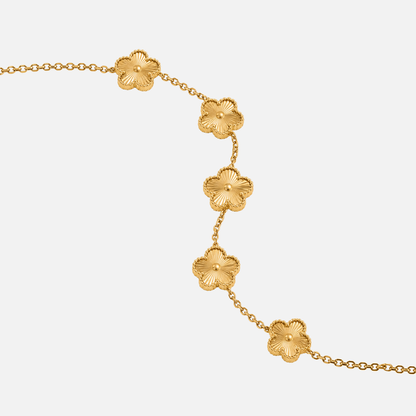 Trèfle Bracelet Gold close-up of textured gold tone five-leaf clover charms on chain
